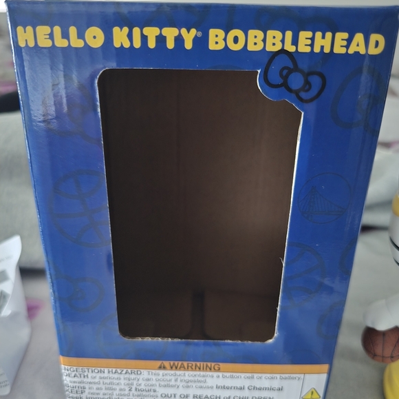 Hello Kitty Golden State Warriors Figurine - Picture 2 of 3